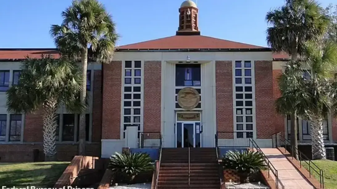 בית הכלא FCI Tallahassee - שבו תרצה גיליין מקסוול 20 שנה בית הכלא FCI Tallahassee - שבו תרצה גיליין מקסוול 20 שנה