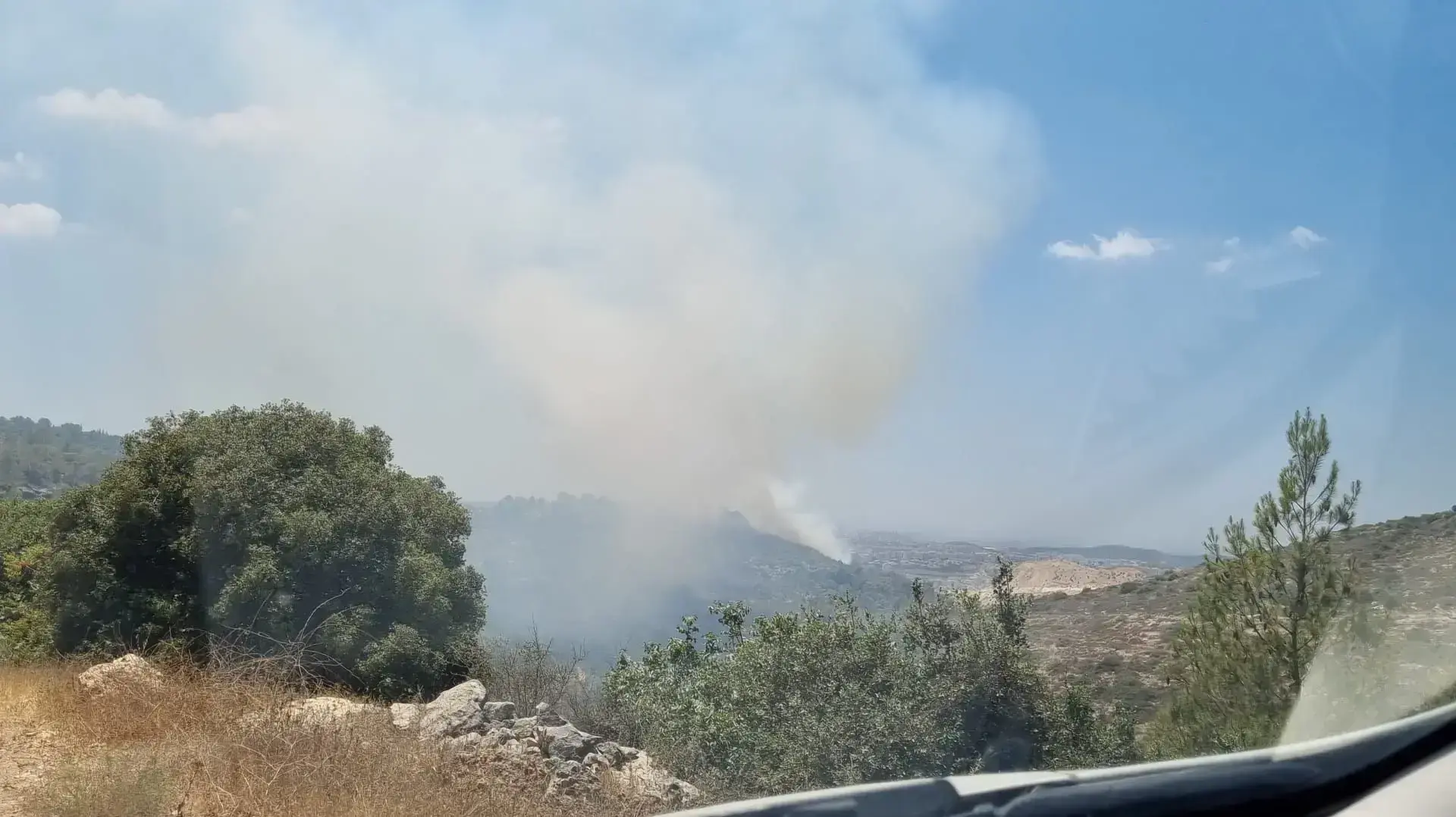 שריפה מתפתחת בהרי ירושלים, 25 ביולי 2022 שריפה מתפתחת בהרי ירושלים, 25 ביולי 2022
