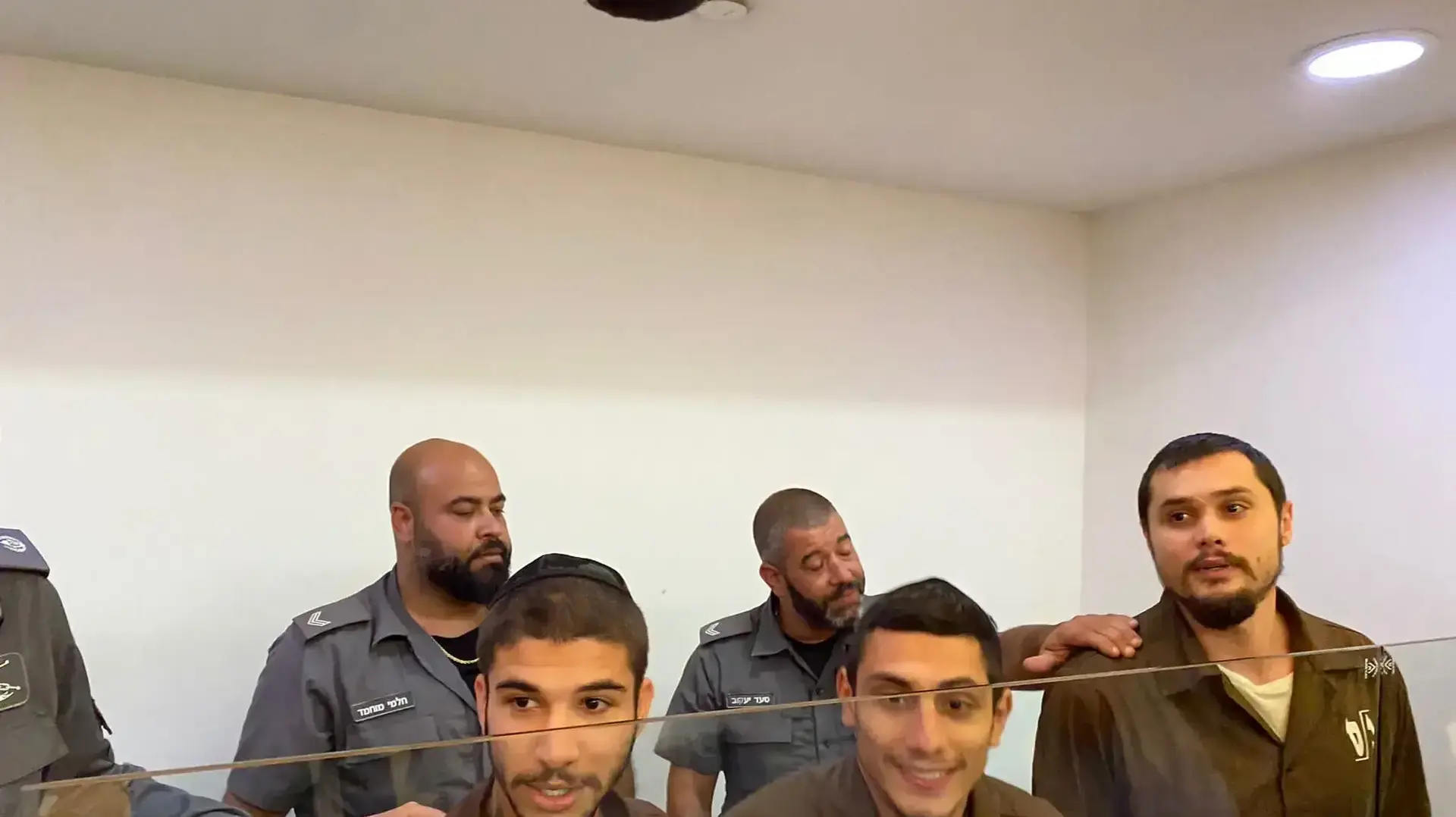 כתב אישום כנגד שלושה צעירים מחדרה, התארגנות לעבירות טרור כנגד ערבים, תיעוד מפתח הדיון בבית המשפט המחוזי בחיפה. מימין: תייר, גולדשטיין גברילוב בתא הנאשמים. 28 ביולי, 2022