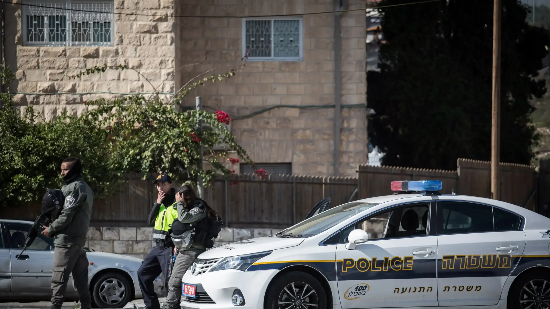 שוטרים בכניסה למחנה הפליטים שועפאט שוטרים בכניסה למחנה הפליטים שועפאט