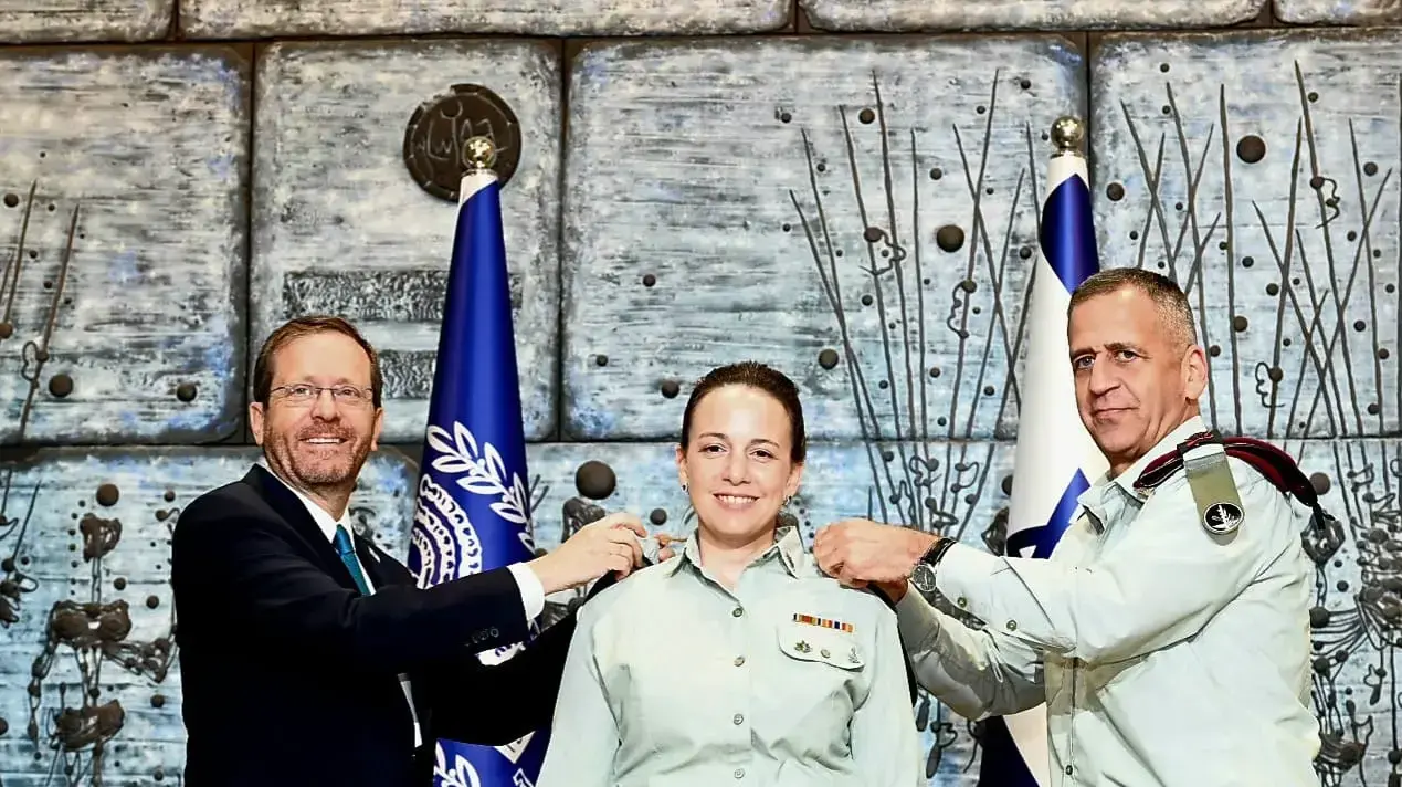 המזכירה הצבאית הראשונה לנשיא המדינה, תא"ל נעמה רוזן גרימברג, מטקס הענקת הדרגה שנערך בבית הנשיא המזכירה הצבאית הראשונה לנשיא המדינה, תא"ל נעמה רוזן גרימברג, מטקס הענקת הדרגה שנערך בבית הנשיא