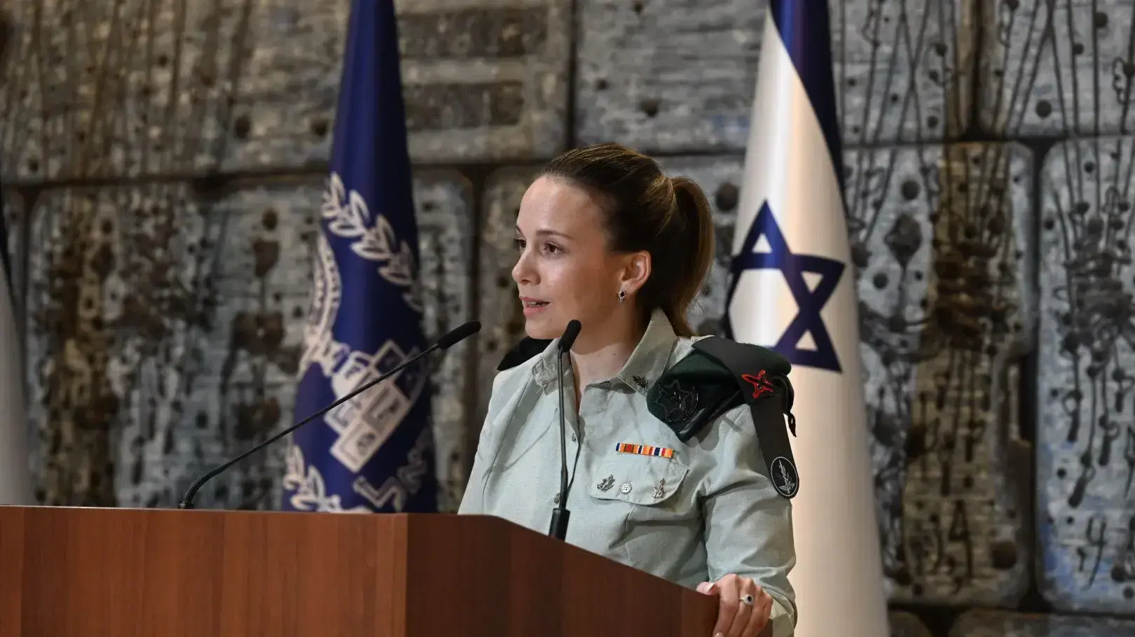 המזכירה הצבאית הראשונה לנשיא המדינה, תא"ל נעמה רוזן גרימברג, מטקס הענקת הדרגה שנערך בבית הנשיא המזכירה הצבאית הראשונה לנשיא המדינה, תא"ל נעמה רוזן גרימברג, מטקס הענקת הדרגה שנערך בבית הנשיא