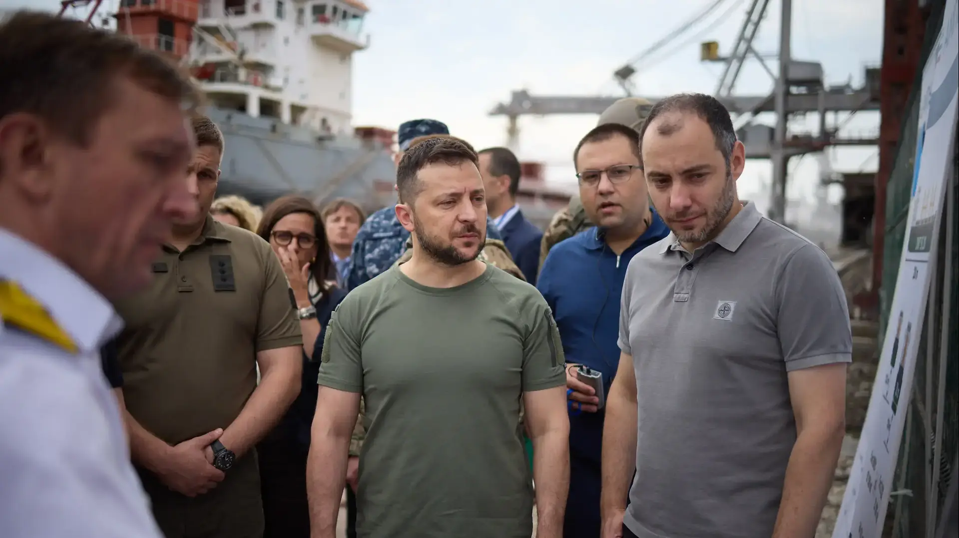 וולודימיר זלנסקי, נשיא אוקראינה, בודק את האונייה רזוני שנושאת תירס, לפני צאתה מנמל הים השחור באודסה וולודימיר זלנסקי, נשיא אוקראינה, בודק את האונייה רזוני שנושאת תירס, לפני צאתה מנמל הים השחור באודסה