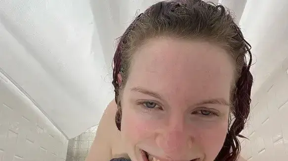 הצעירה שמתקלחת פעם בעשרה ימים הצעירה שמתקלחת פעם בעשרה ימים