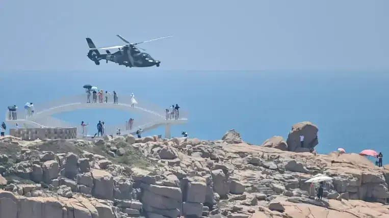 תרגיל צבאי סיני ליד טייוואן, 4 באוגוסט 2022
Tourists look on as a Chinese military helicopter flies past Pingtan island. Photograph: Héctor Retamal/AFP/Getty Images
תרגיל צבאי סיני ליד טייוואן, 4 באוגוסט 2022
Tourists look on as a Chinese military helicopter flies past Pingtan island. Photograph: Héctor Retamal/AFP/Getty Images