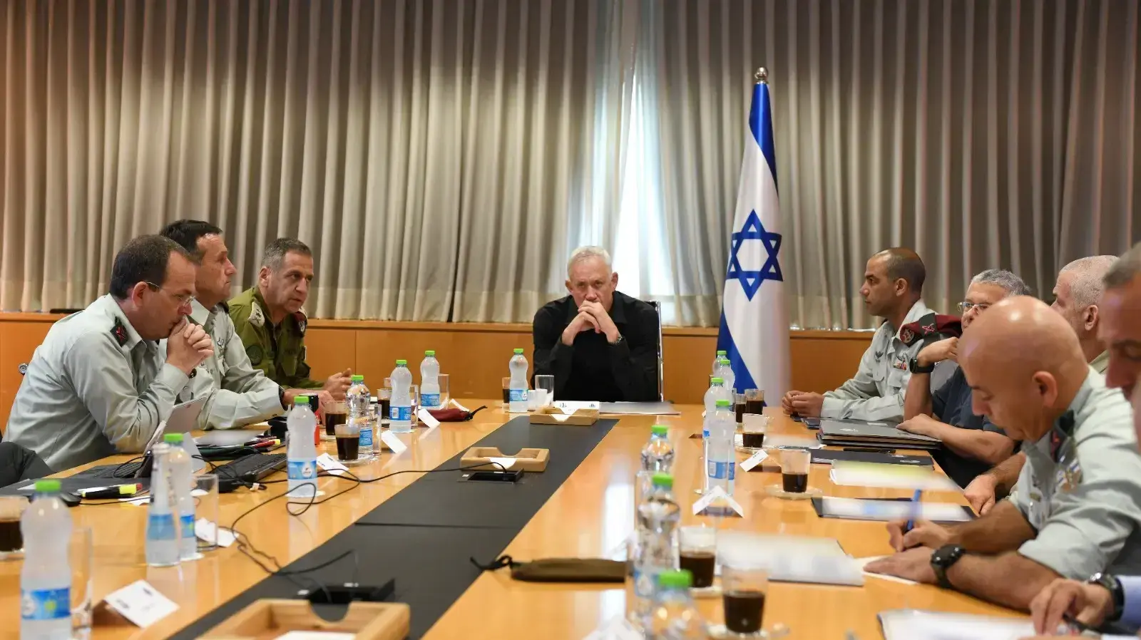 שר הביטחון בני גנץ קיים הערכת מצב מורחבת לאור המצב בעוטף עזה בהשתתפות הרמטכ"ל, ראש השב"כ, מנכ"ל משרד הביטחון ובכירים נוספים. שר הביטחון בני גנץ קיים הערכת מצב מורחבת לאור המצב בעוטף עזה בהשתתפות הרמטכ"ל, ראש השב"כ, מנכ"ל משרד הביטחון ובכירים נוספים.