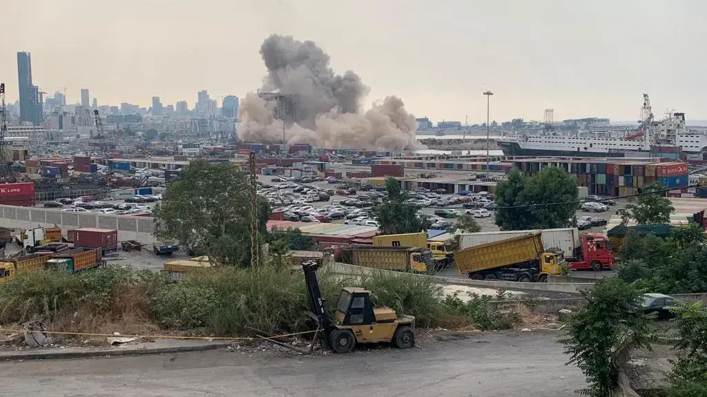 עשן מיתמר מנמל ביירות אחרי קריסת מאגרי תבואה, לבנון, 4 באוגוסט 2022 עשן מיתמר מנמל ביירות אחרי קריסת מאגרי תבואה, לבנון, 4 באוגוסט 2022