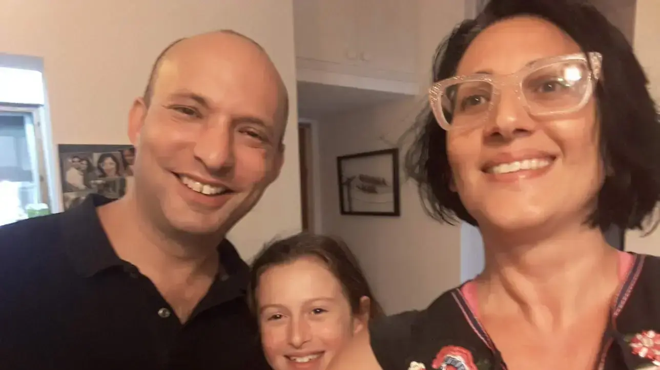 שר החינוך נפתלי בנט בביקור אצל משפחת בוצר סוויסה, כפר עזה, 2018 שר החינוך נפתלי בנט בביקור אצל משפחת בוצר סוויסה, כפר עזה, 2018