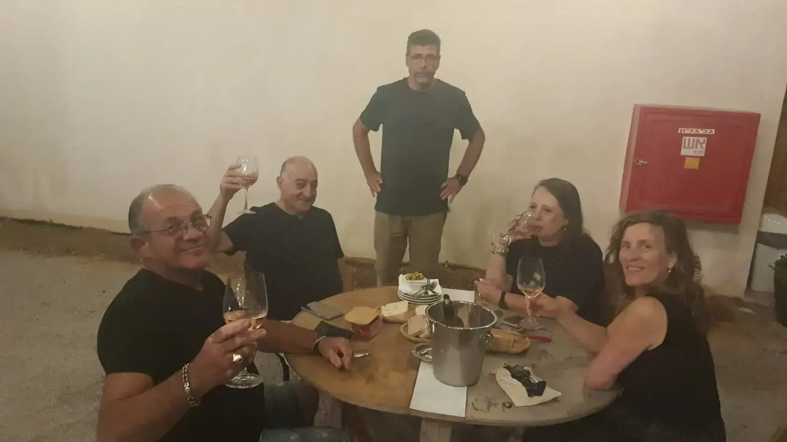 תושבי עוטף עזה מגיעים לחגוג את יום חמישי בערב בבר ארגמן בקיבוץ ניר עם שבעוטף, לאחר שלושה ימים של עוצר בעקבות המתיחות הביטחונית, 4 באוגוסט 2022