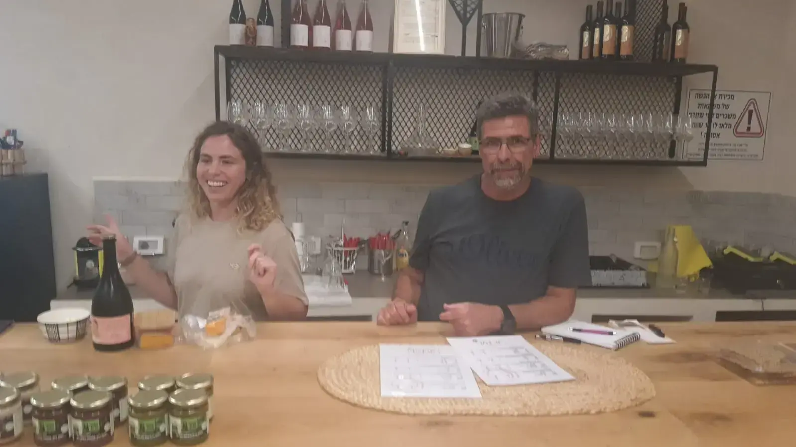 תושבי עוטף עזה מגיעים לחגוג את יום חמישי בערב בבר ארגמן בקיבוץ ניר עם שבעוטף, לאחר שלושה ימים של עוצר בעקבות המתיחות הביטחונית, 4 באוגוסט 2022 תושבי עוטף עזה מגיעים לחגוג את יום חמישי בערב בבר ארגמן בקיבוץ ניר עם שבעוטף, לאחר שלושה ימים של עוצר בעקבות המתיחות הביטחונית, 4 באוגוסט 2022