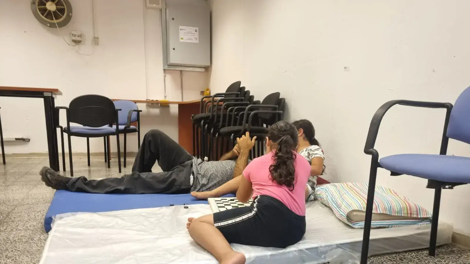 יושבים במקלט באשקלון עזרא ושתי בנותיו 05 באוגוסט 2022 יושבים במקלט באשקלון עזרא ושתי בנותיו 05 באוגוסט 2022