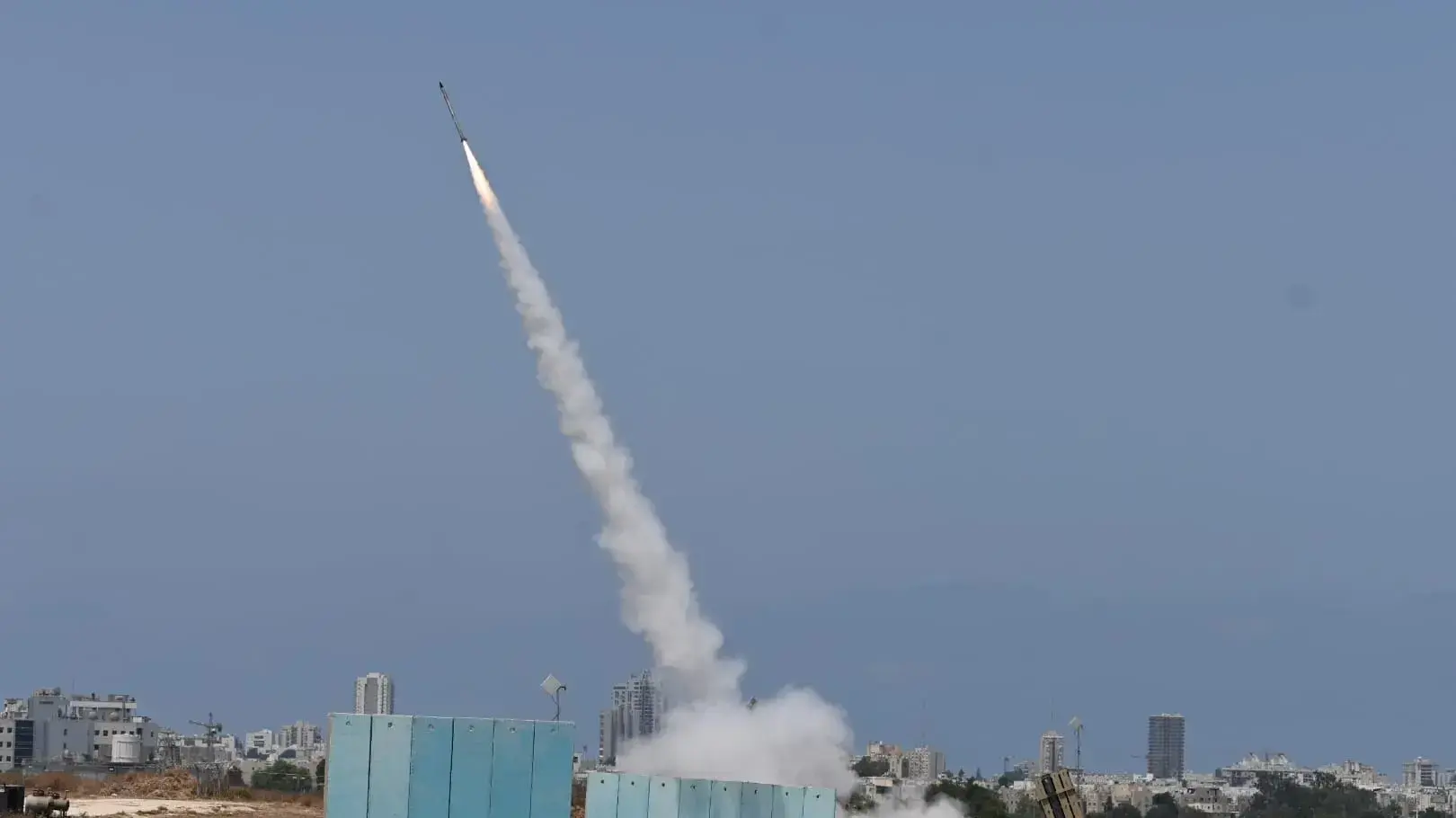 ירי של כיפת ברזל לעבר שיגור רקטה מרצועת עזה ירי של כיפת ברזל לעבר שיגור רקטה מרצועת עזה