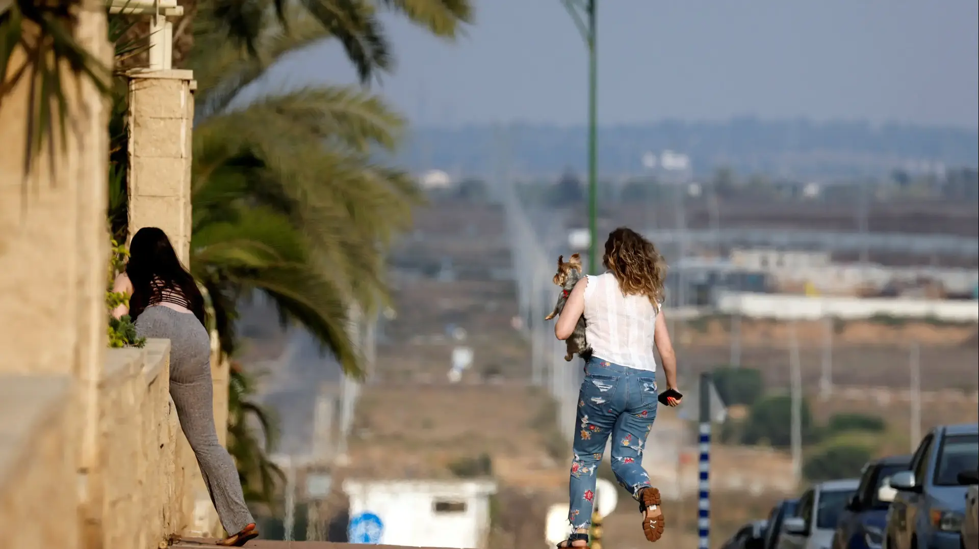 אישה רצה למקלט בזמן אזעקה באשקלון, 6 באוגוסט 2022 אישה רצה למקלט בזמן אזעקה באשקלון, 6 באוגוסט 2022