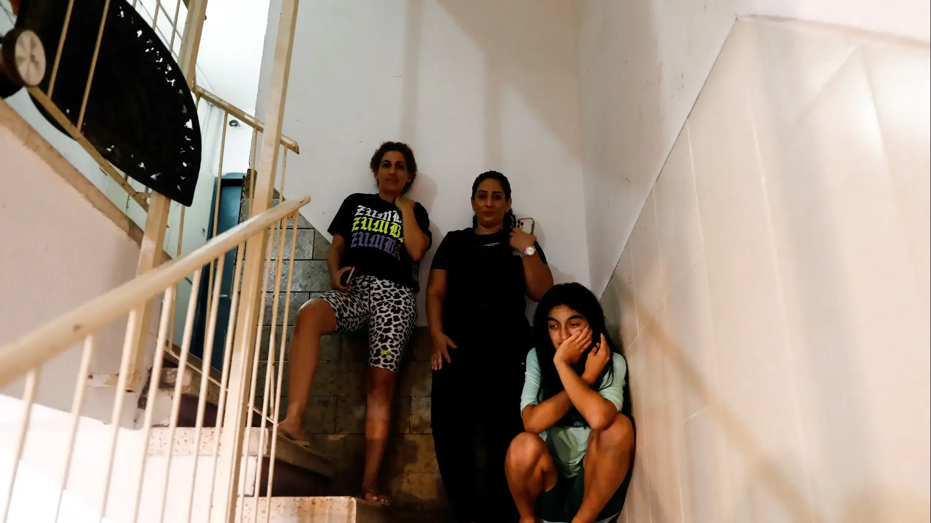 תושבים בחדר מדרגות ביפו בעת מתקפת רקטות, 6 באוגוסט 2022