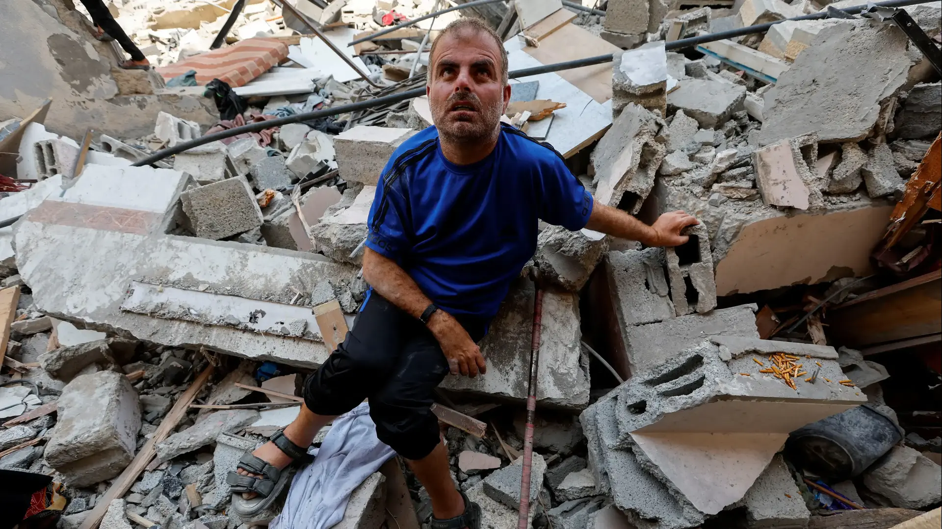 תושבי עזה בהריסות בעקבות הפגזות צה"ל 06 באוגוסט תושבי עזה בהריסות בעקבות הפגזות צה"ל 06 באוגוסט