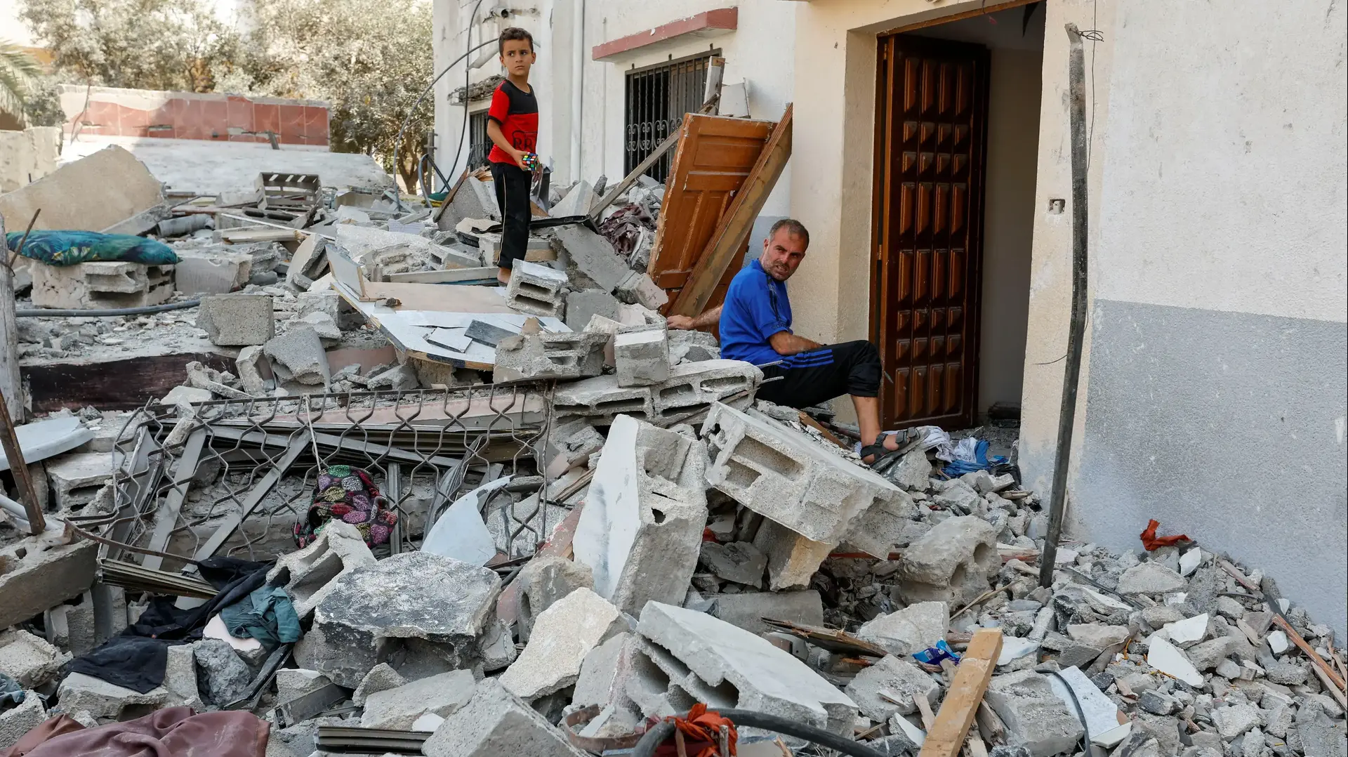 תושבי עזה בהריסות בעקבות הפגזות צה"ל 06 באוגוסט תושבי עזה בהריסות בעקבות הפגזות צה"ל 06 באוגוסט
