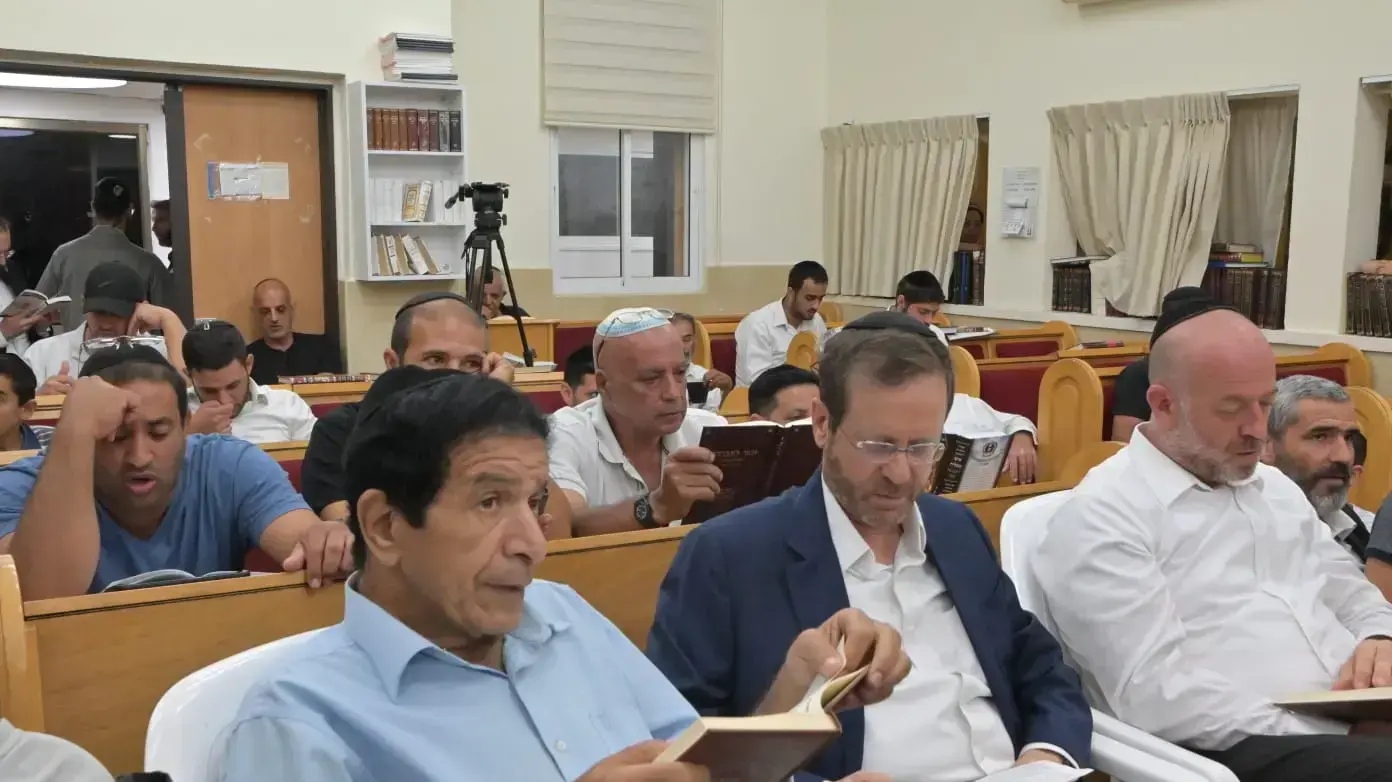 ערב תשעה באב, נשיא המדינה משתף בקריאת מגילת איכה בבית כנסת ברמת השרון 06 באוגוסט 2022 ערב תשעה באב, נשיא המדינה משתף בקריאת מגילת איכה בבית כנסת ברמת השרון 06 באוגוסט 2022