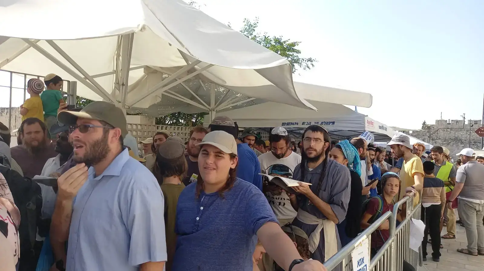 מתפלים עולים להר הבית 7 באוגוסט 2022
מתפלים עולים להר הבית 7 באוגוסט 2022