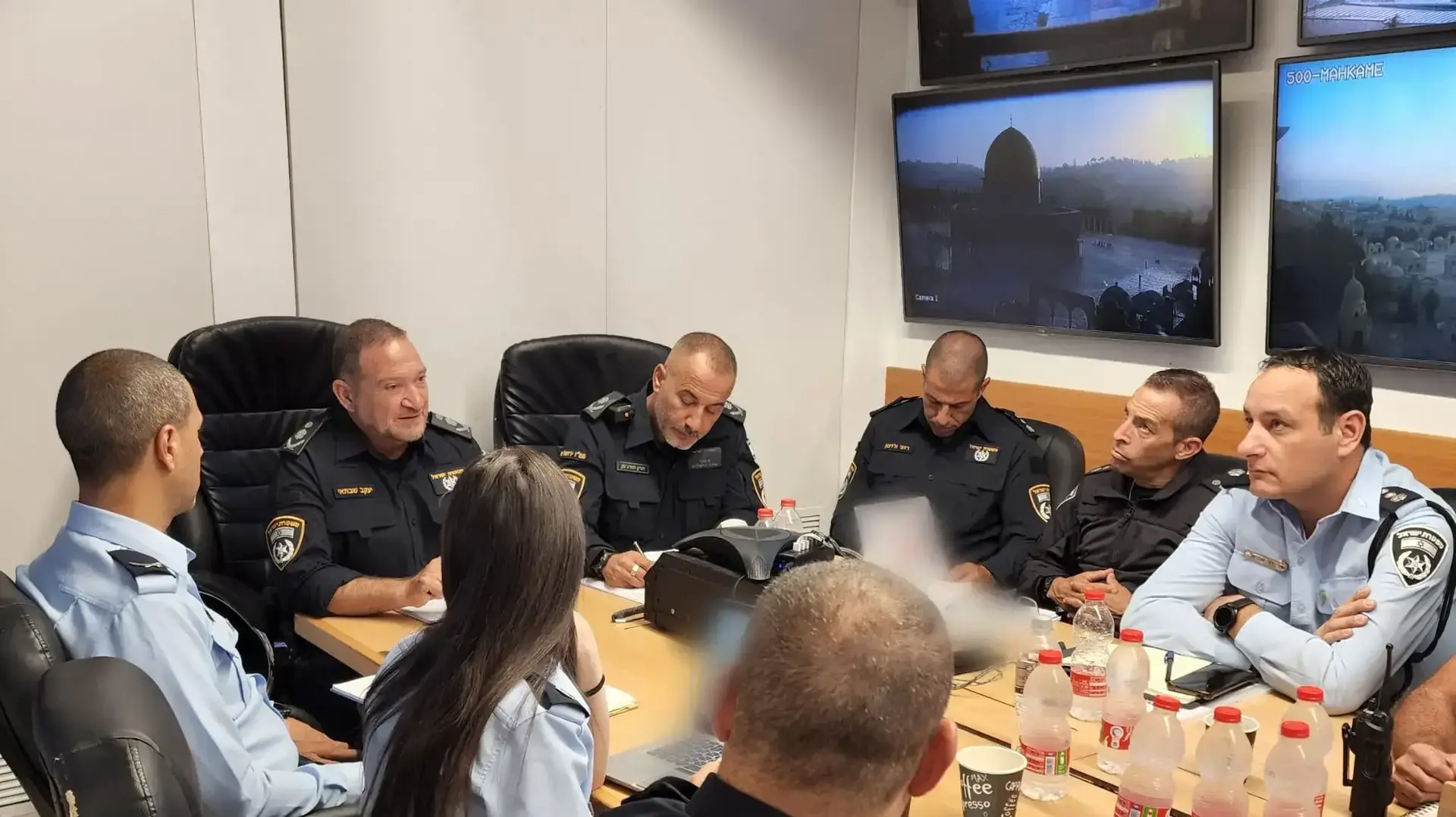 המפכ"ל, רב ניצב יעקב שבתאי במהלך הערכת מצב בנקודת המשטרה בכותל המערבי ביורשלים 7 באוגוסט 2022 המפכ"ל, רב ניצב יעקב שבתאי במהלך הערכת מצב בנקודת המשטרה בכותל המערבי ביורשלים 7 באוגוסט 2022