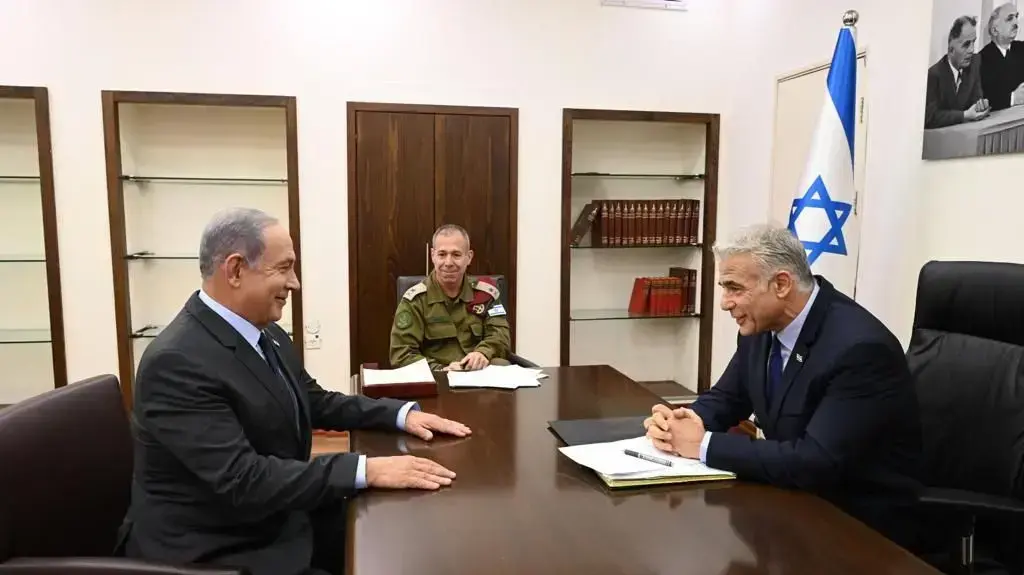 פגישת לפיד נתניהו בקרייה 7 באוגוסט 2022 פגישת לפיד נתניהו בקרייה 7 באוגוסט 2022
