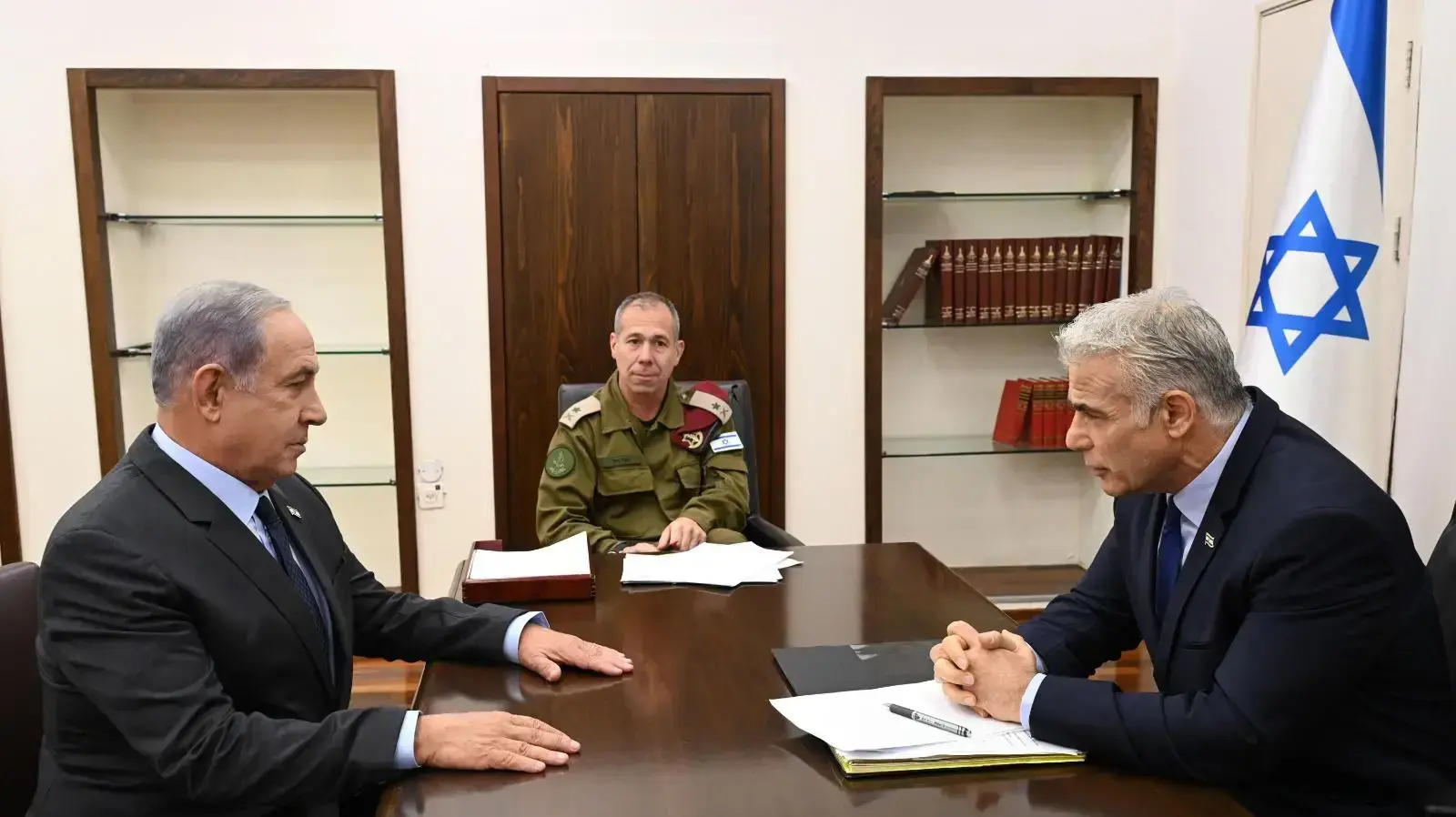 פגישת לפיד נתניהו בקרייה 7 באוגוסט 2022 פגישת לפיד נתניהו בקרייה 7 באוגוסט 2022
