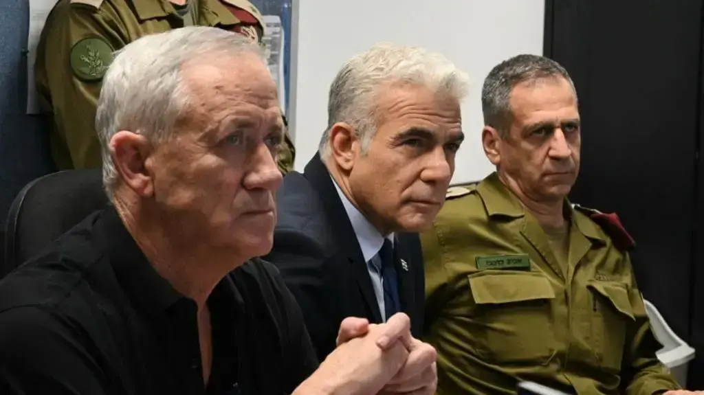 רה"מ יאיר לפיד ביקר בפיקוד הדרום, יחד עם שר הביטחון בני גנץ. שם קיימו השניים הערכת מצב, בהשתתפות הרמטכ"ל רב-אלוף אביב כוכבי, המזכיר הצבאי לרה"מ אלוף אבי גיל, מפקד פיקוד הדרום האלוף אליעזר טולדנו, מנכ"לית משרד רה"מ נעמה שולץ, 7 באוגוסט 2022 רה"מ יאיר לפיד ביקר בפיקוד הדרום, יחד עם שר הביטחון בני גנץ. שם קיימו השניים הערכת מצב, בהשתתפות הרמטכ"ל רב-אלוף אביב כוכבי, המזכיר הצבאי לרה"מ אלוף אבי גיל, מפקד פיקוד הדרום האלוף אליעזר טולדנו, מנכ"לית משרד רה"מ נעמה שולץ, 7 באוגוסט 2022