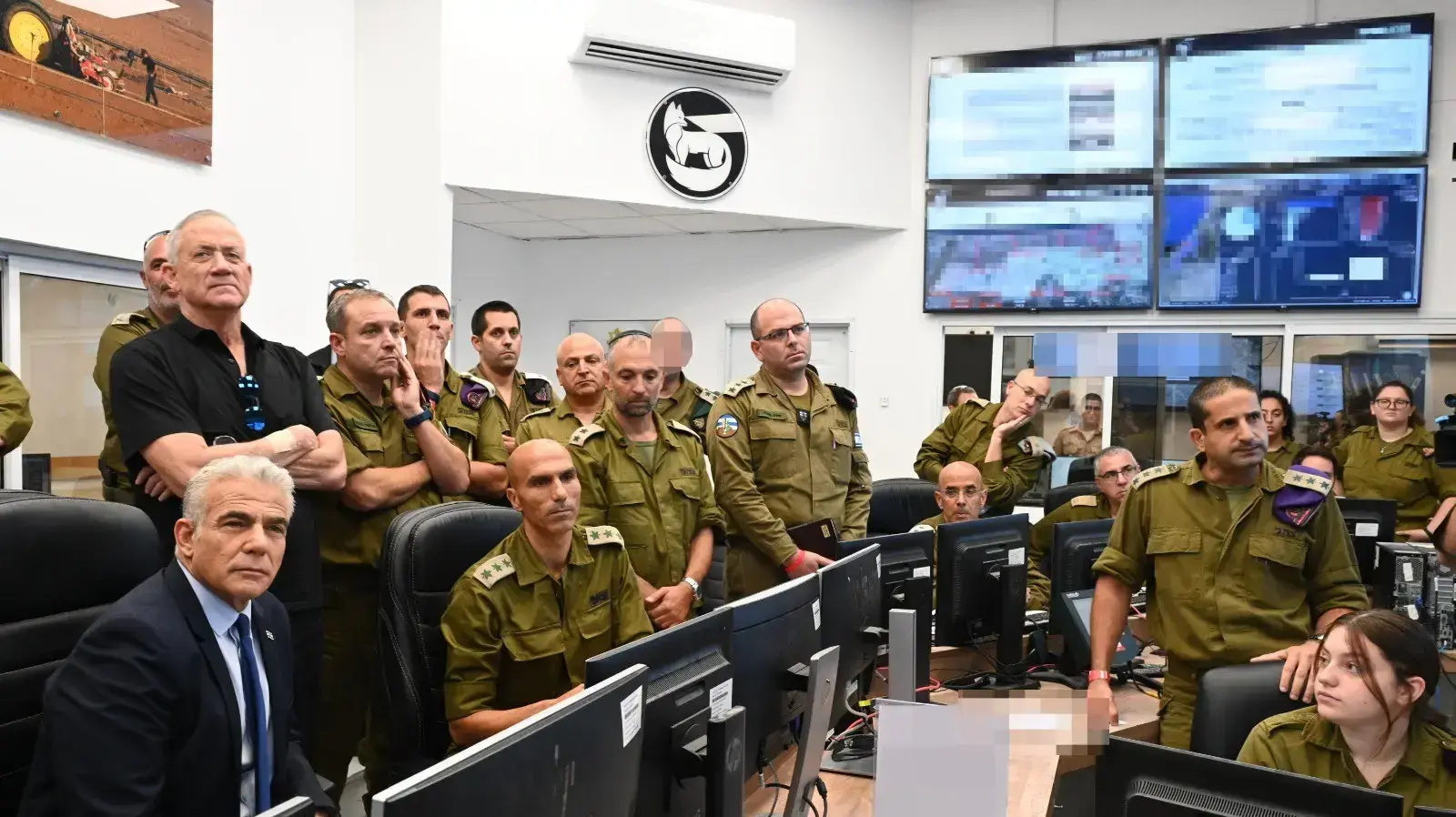 רה"מ יאיר לפיד ביקר בפיקוד הדרום, יחד עם שר הביטחון בני גנץ. שם קיימו השניים הערכת מצב, בהשתתפות הרמטכ"ל רב-אלוף אביב כוכבי, המזכיר הצבאי לרה"מ אלוף אבי גיל, מפקד פיקוד הדרום האלוף אליעזר טולדנו, מנכ"לית משרד רה"מ נעמה שולץ, 7 באוגוסט 2022 רה"מ יאיר לפיד ביקר בפיקוד הדרום, יחד עם שר הביטחון בני גנץ. שם קיימו השניים הערכת מצב, בהשתתפות הרמטכ"ל רב-אלוף אביב כוכבי, המזכיר הצבאי לרה"מ אלוף אבי גיל, מפקד פיקוד הדרום האלוף אליעזר טולדנו, מנכ"לית משרד רה"מ נעמה שולץ, 7 באוגוסט 2022