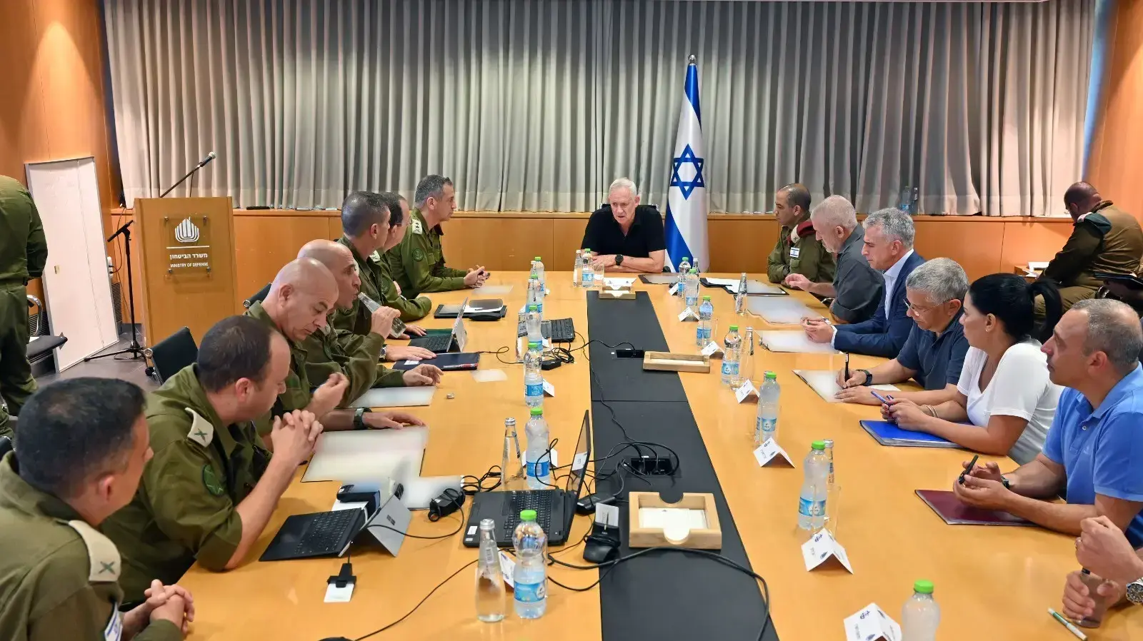 שר הביטחון בני גנץ בהערכת מצב עם בכירי מערכת הביטחון בהשתתפות הרמטכ"ל, ראש המוסד, ראש השב"כ ומנכ"ל משרד הביטחון, 7 באוגוסט 2022