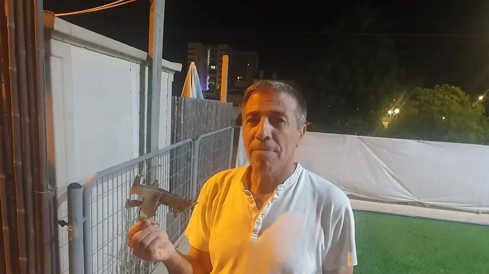יהודה מלול, עם רסיס רקטה שנפלה סמוך לביתו,שדרות 7 באוגוסט 2022 יהודה מלול, עם רסיס רקטה שנפלה סמוך לביתו,שדרות 7 באוגוסט 2022