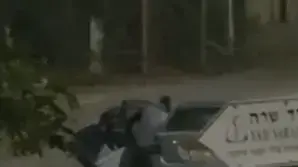 תיעוד של גנבים דוחפים כספומט שגנבו לתוך רכב ונסים מהמשטרה. אופקים. אוגוסט 2022 תיעוד של גנבים דוחפים כספומט שגנבו לתוך רכב ונסים מהמשטרה. אופקים. אוגוסט 2022