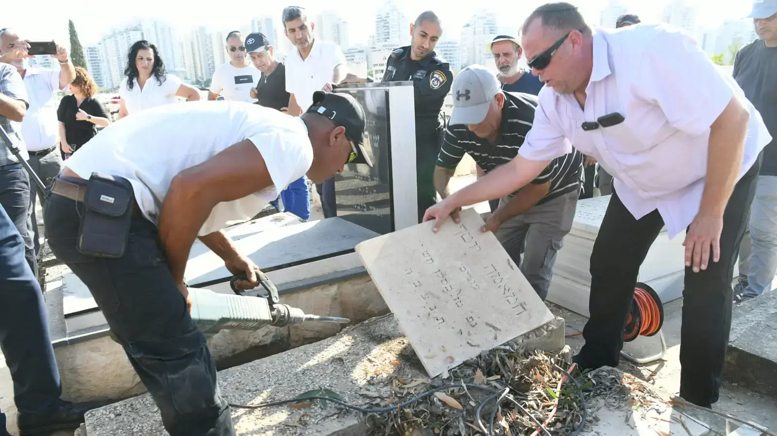 פתיחת קברה של חממה קרווה מילדי תימן, בית העלמין סגולה פתח תקווה 08 באוגוסט