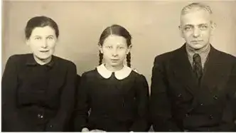 ינינה השלס-אלטמן והוריה, אפריל 1941 ינינה השלס-אלטמן והוריה, אפריל 1941