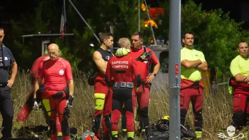 צוותי ההצלה של לווייתן בלוגה שנתקע בנהר הסן בצרפת צוותי ההצלה של לווייתן בלוגה שנתקע בנהר הסן בצרפת