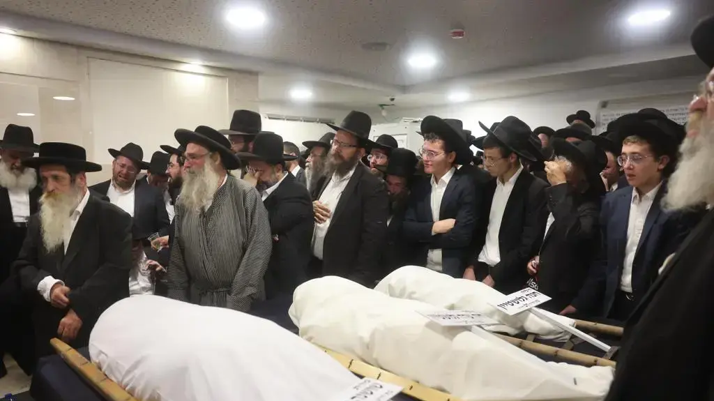 הלוויתן של האם שושנה גלושטיין, ובנותיה חיה שרה בת השבע וחנה בת השנתיים הלוויתן של האם שושנה גלושטיין, ובנותיה חיה שרה בת השבע וחנה בת השנתיים