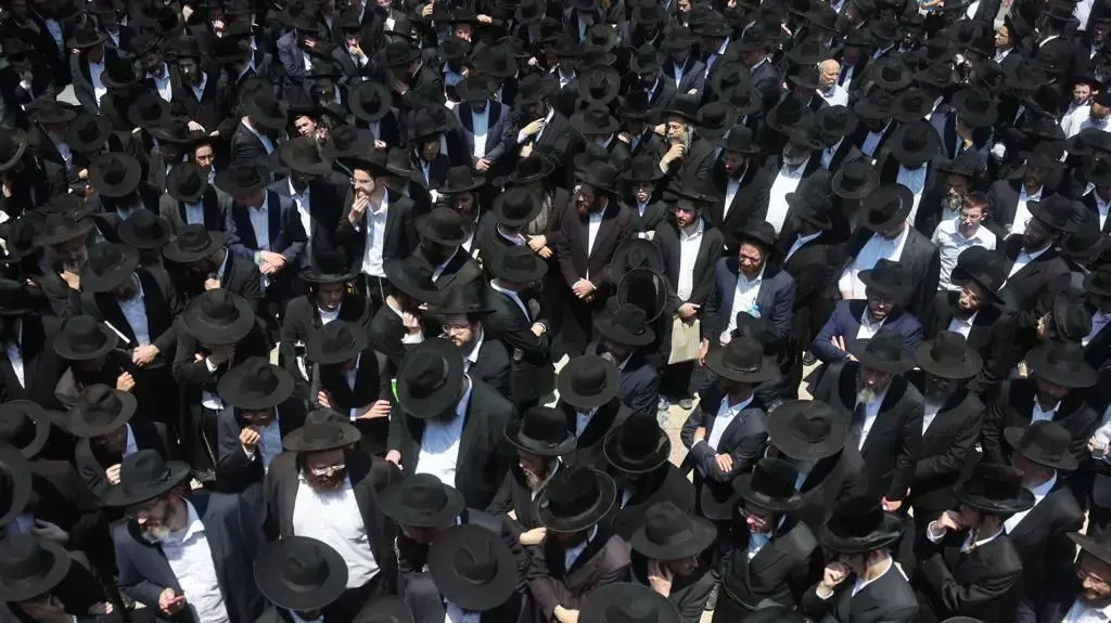 הלוויתן של האם שושנה גלושטיין, ובנותיה חיה שרה בת השבע וחנה בת השנתיים הלוויתן של האם שושנה גלושטיין, ובנותיה חיה שרה בת השבע וחנה בת השנתיים
