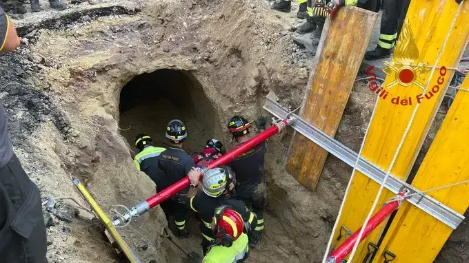 גבר נלכד במנהרה שקרסה עליו ברומא גבר נלכד במנהרה שקרסה עליו ברומא