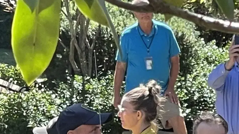 הארי מטר דוקר הסופר סלמן רושדי במהלך כנס בניו יורק, ארה"ב 12 באוגוסט 2022 הארי מטר דוקר הסופר סלמן רושדי במהלך כנס בניו יורק, ארה"ב 12 באוגוסט 2022