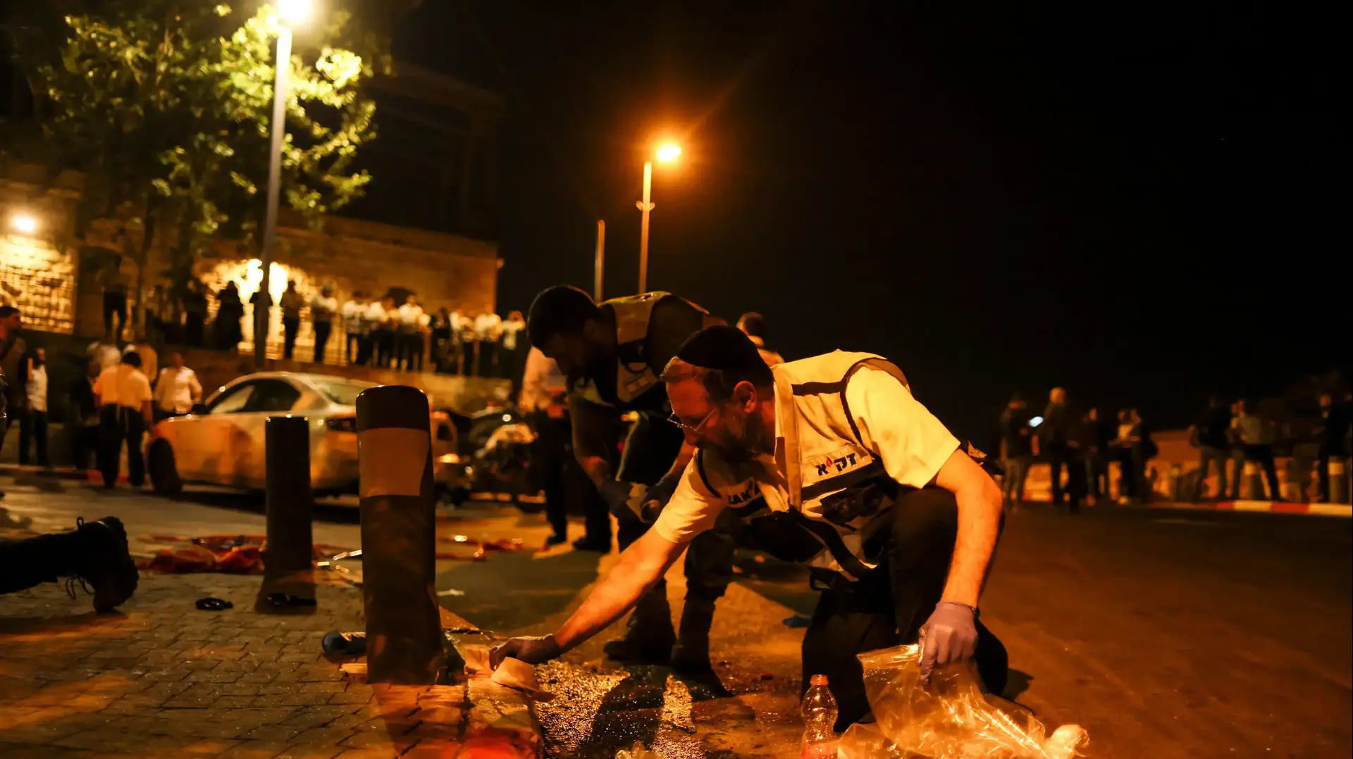 צוותי זק"א בזירת פיגוע הירי בירושלים, 14 באוגוסט 2022 צוותי זק"א בזירת פיגוע הירי בירושלים, 14 באוגוסט 2022
