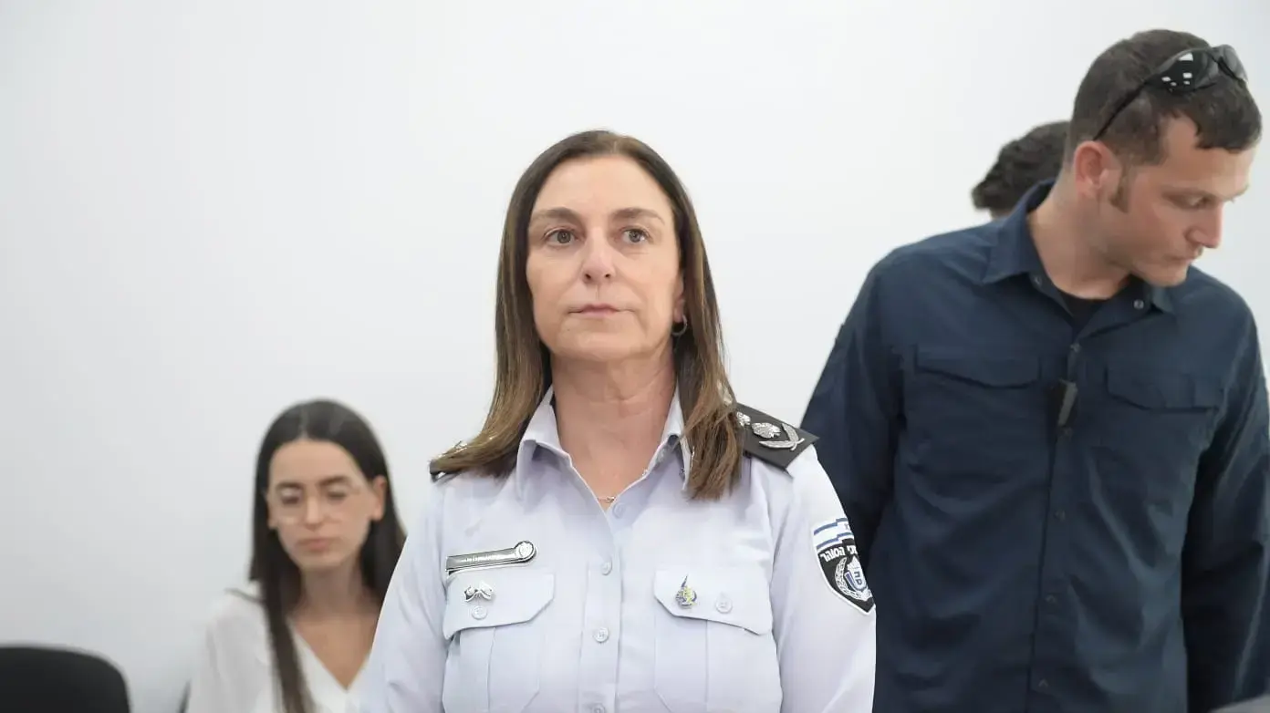 נציבת שב"ס רב גונדר קטי פרי בעדותה אל מול חברי וועדת החקירה לבריחת האסירים הביטחוניים מכלא גלבוע, 14 באוגוסט 2022 נציבת שב"ס רב גונדר קטי פרי בעדותה אל מול חברי וועדת החקירה לבריחת האסירים הביטחוניים מכלא גלבוע, 14 באוגוסט 2022