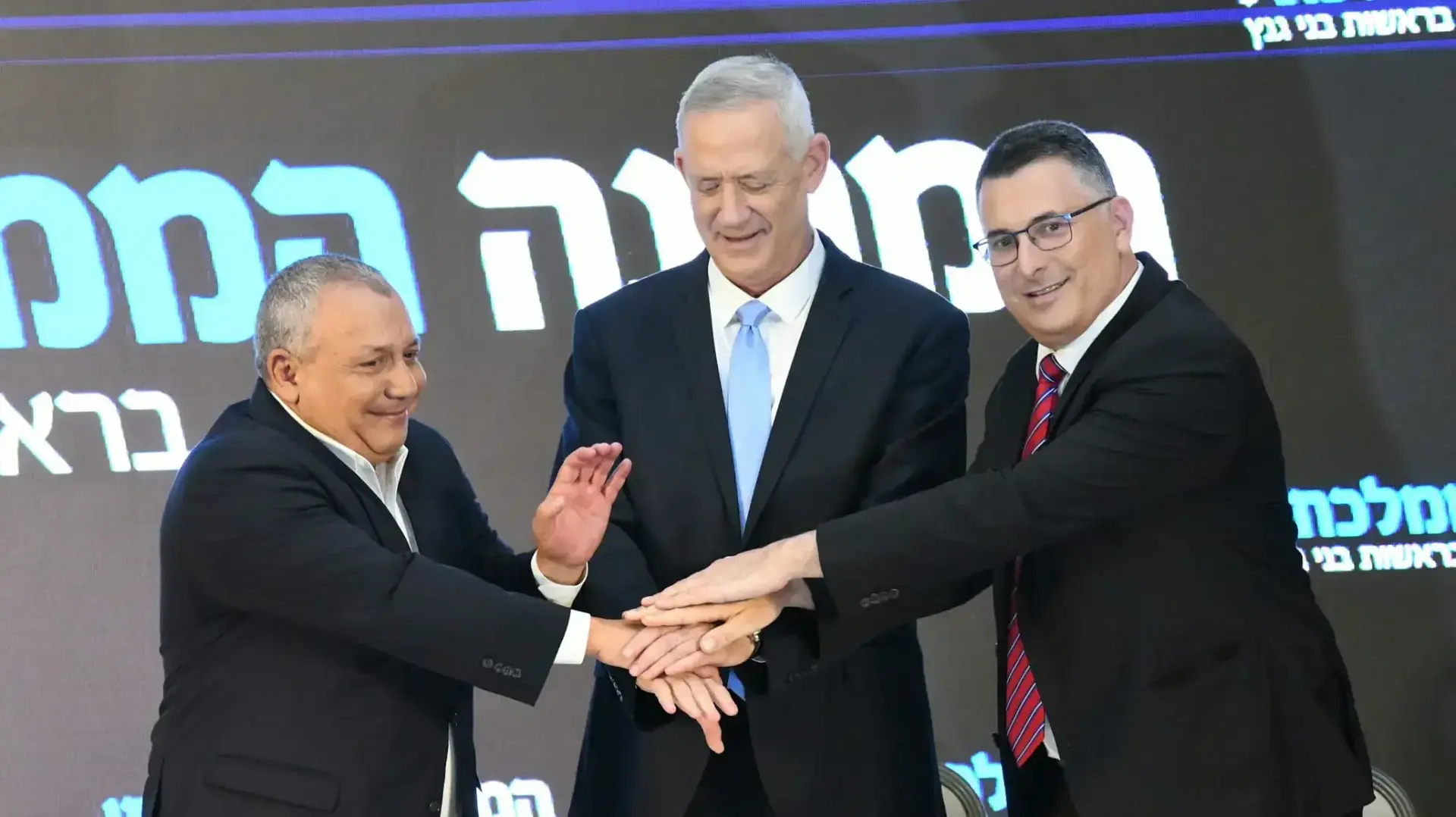 גדי איזנקוט בהכרזה על כניסתו לחיים הפוליטיים לצד בני גנץ וגדעון סער 14 באוגוסט 2022 גדי איזנקוט בהכרזה על כניסתו לחיים הפוליטיים לצד בני גנץ וגדעון סער 14 באוגוסט 2022