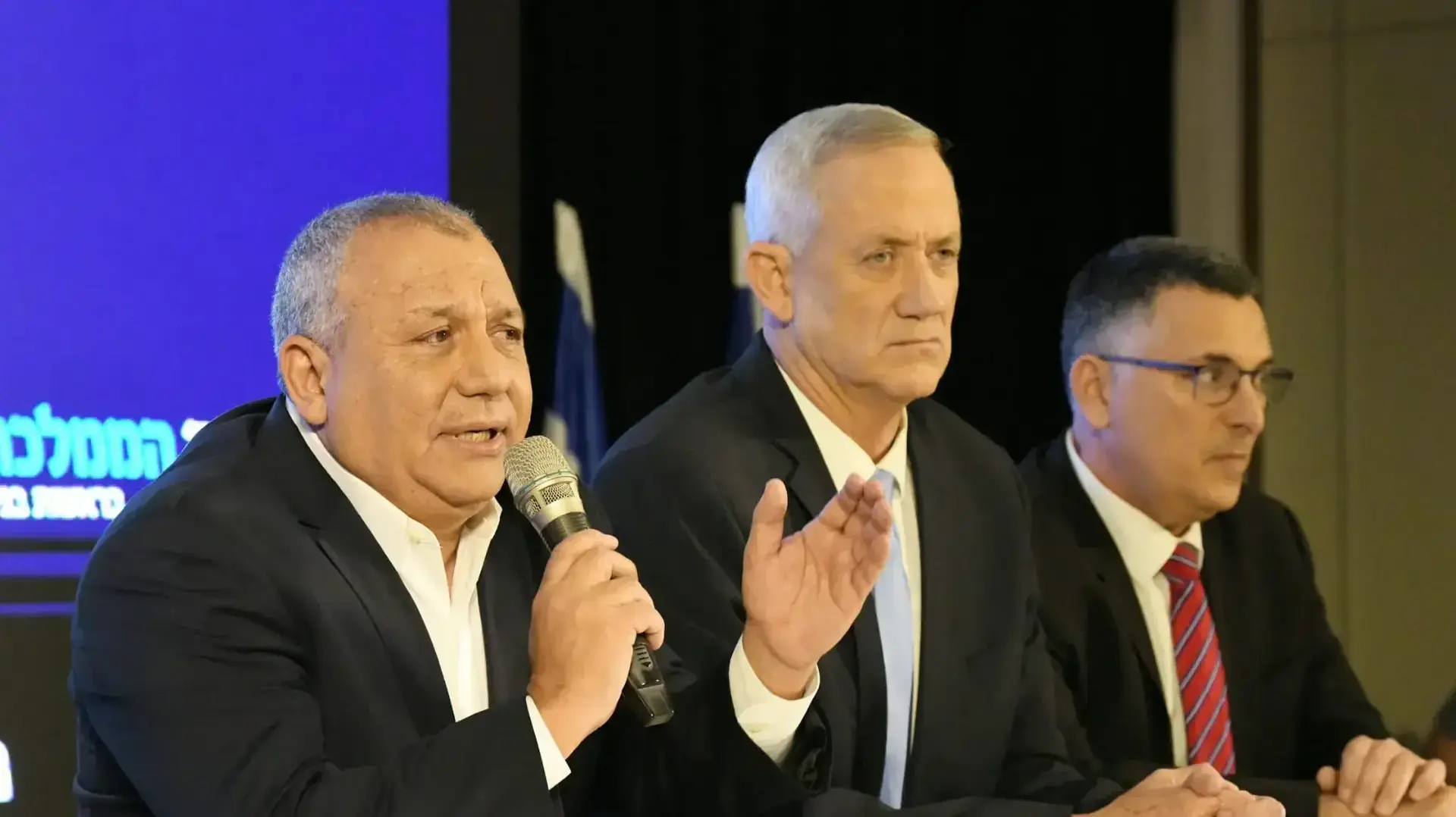 גדי איזנקוט בהכרזה על כניסתו לחיים הפוליטיים לצד בני גנץ וגדעון סער 14 באוגוסט 2022 גדי איזנקוט בהכרזה על כניסתו לחיים הפוליטיים לצד בני גנץ וגדעון סער 14 באוגוסט 2022