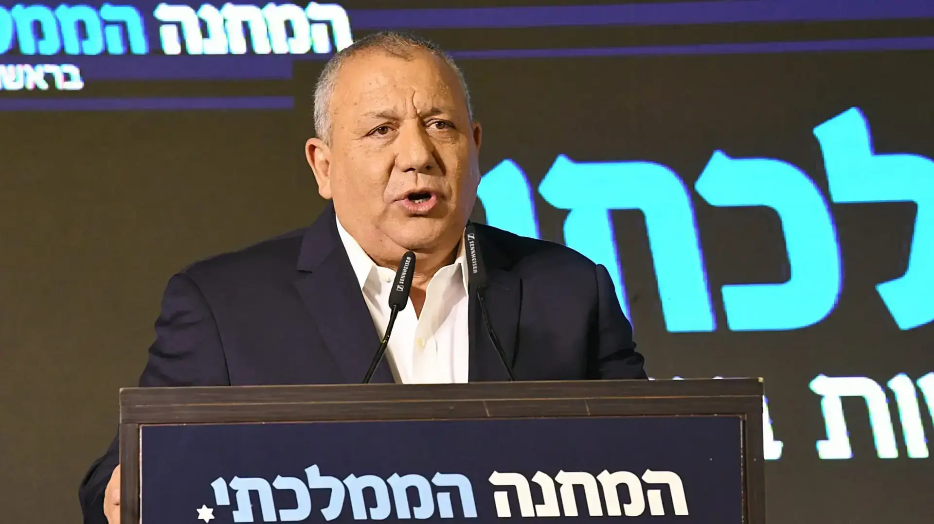 גדי איזנקוט בהכרזה על כניסתו לחיים הפוליטיים לצד בני גנץ וגדעון סער 14 באוגוסט 2022 גדי איזנקוט בהכרזה על כניסתו לחיים הפוליטיים לצד בני גנץ וגדעון סער 14 באוגוסט 2022