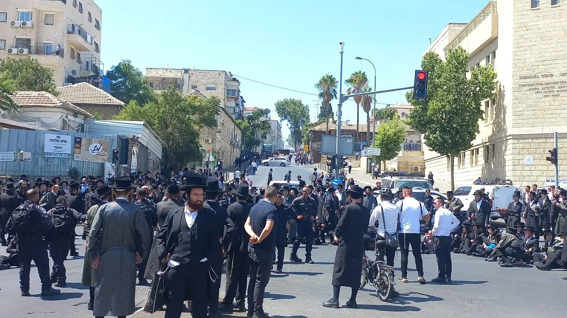 הפגנה בשכונת גאולה בירושלים בעקבות התנגדול פלג לנתיחת גופתו של בן הארבע שנרצח בידי דודו 15 באוגוסט 2022 הפגנה בשכונת גאולה בירושלים בעקבות התנגדול פלג לנתיחת גופתו של בן הארבע שנרצח בידי דודו 15 באוגוסט 2022