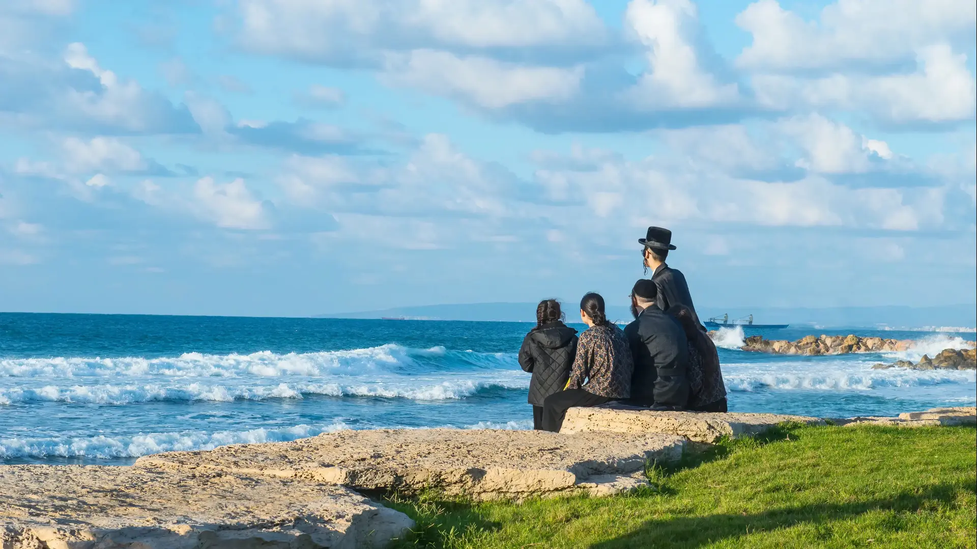 משפחה של יהודים חרדים מול הים משפחה של יהודים חרדים מול הים