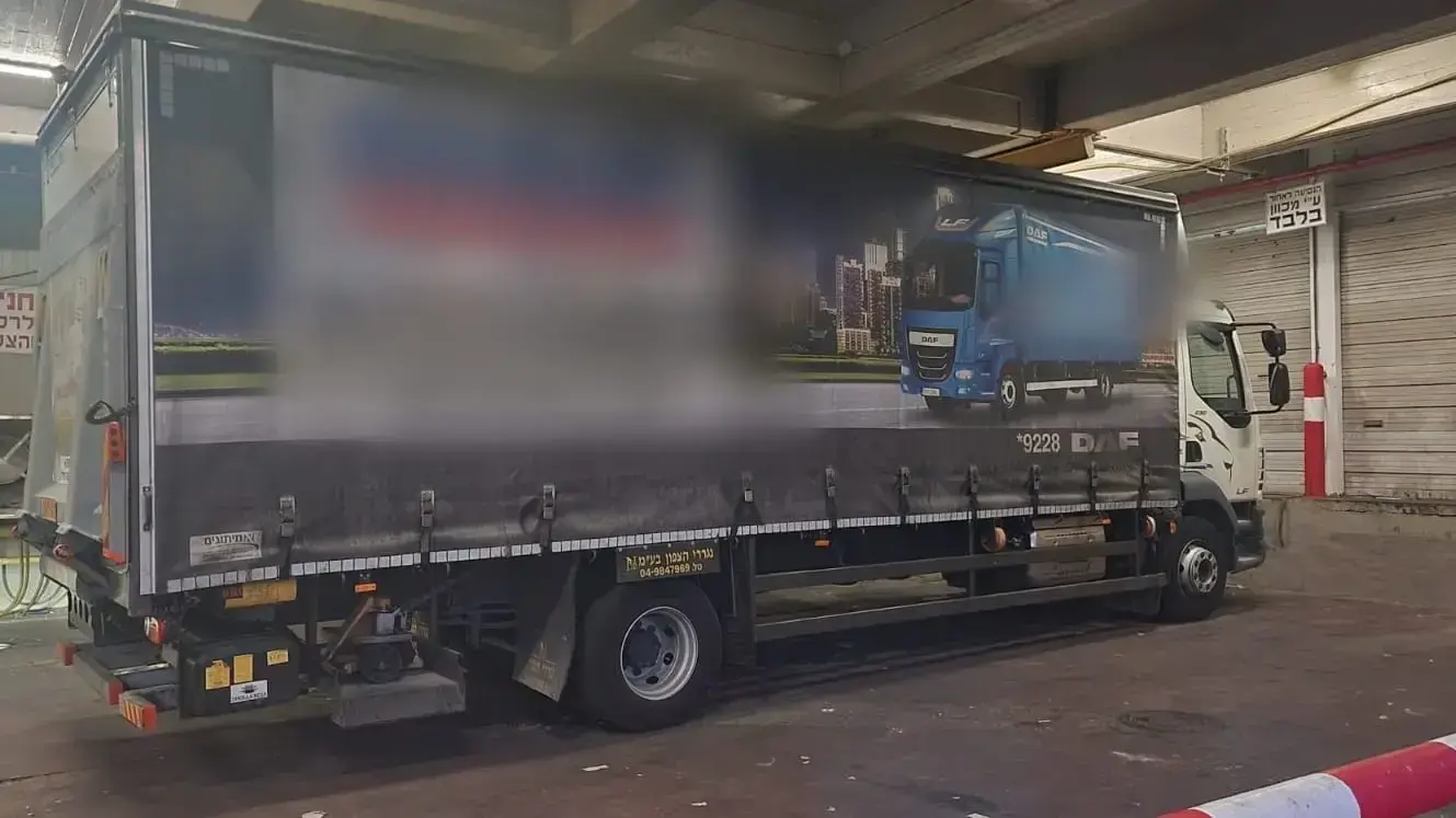 המשאית ששימשה את הנהג שנרדם ברחוב עמוס רכבים בת"א המשאית ששימשה את הנהג שנרדם ברחוב עמוס רכבים בת"א