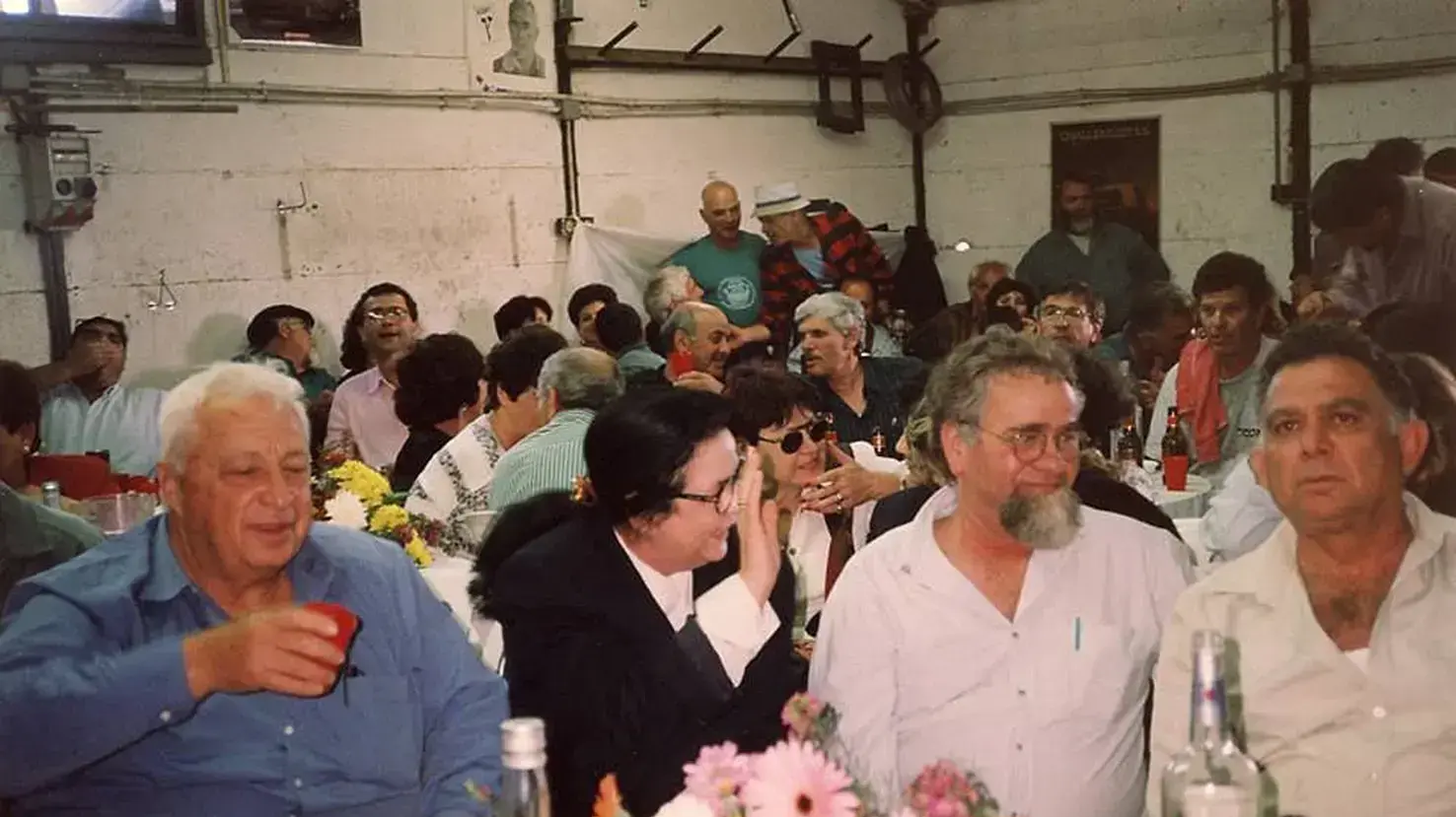מוני מרוז עם אריק ולילי שרון במקלט שבו נהג מוני לקיים מפגשי פרלמנט חברים ומסיבות מוני מרוז עם אריק ולילי שרון במקלט שבו נהג מוני לקיים מפגשי פרלמנט חברים ומסיבות