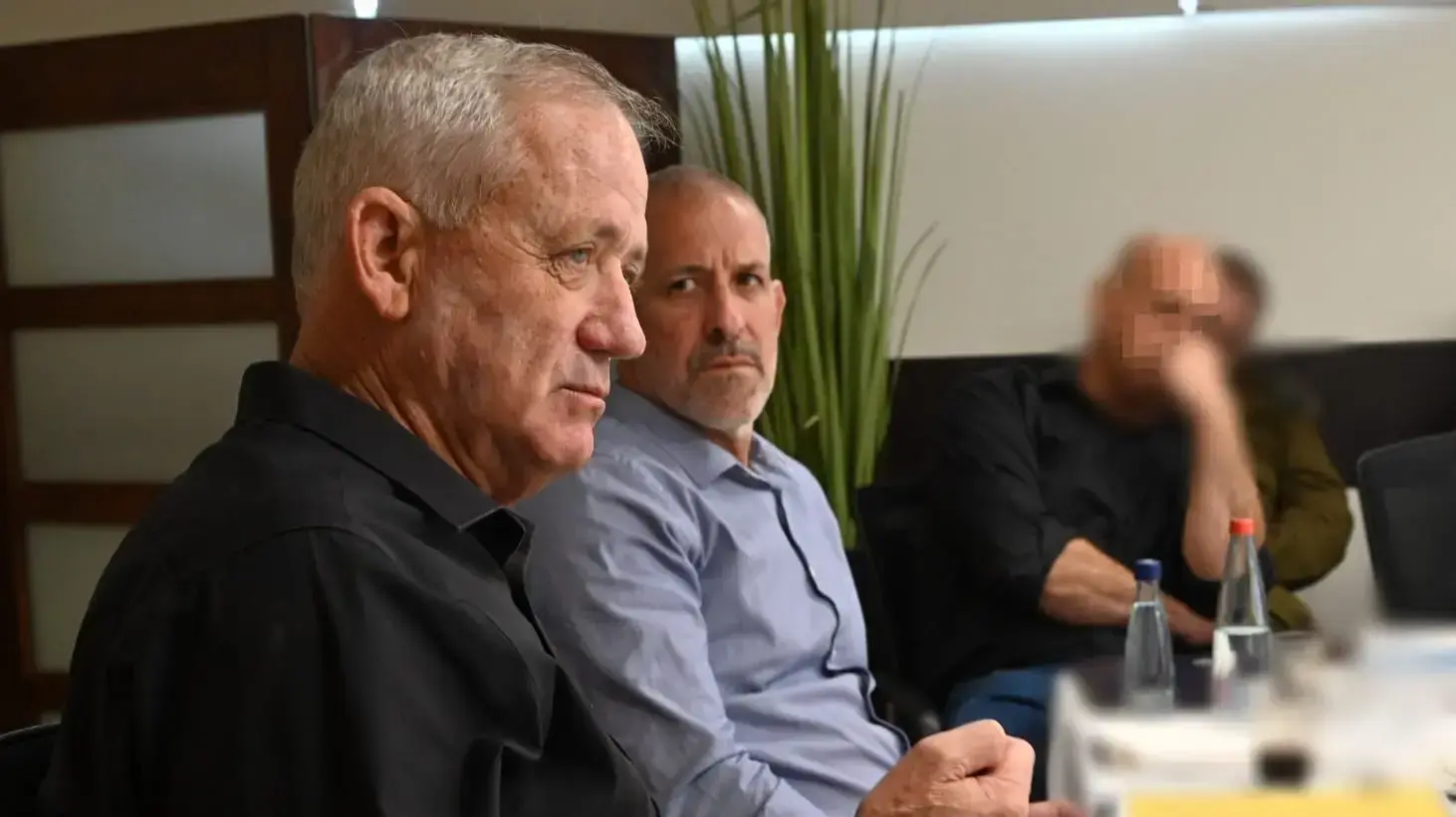 שר הביטחון, בני גנץ וראש השב"כ, רונן בר בסיום הערכת מצב 16 באוגוסט 2022 שר הביטחון, בני גנץ וראש השב"כ, רונן בר בסיום הערכת מצב 16 באוגוסט 2022