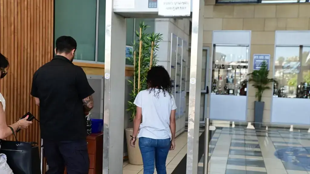 אחת המתלוננות נגד אייל גולן 7 באוגוסט 2022 אחת המתלוננות נגד אייל גולן 7 באוגוסט 2022