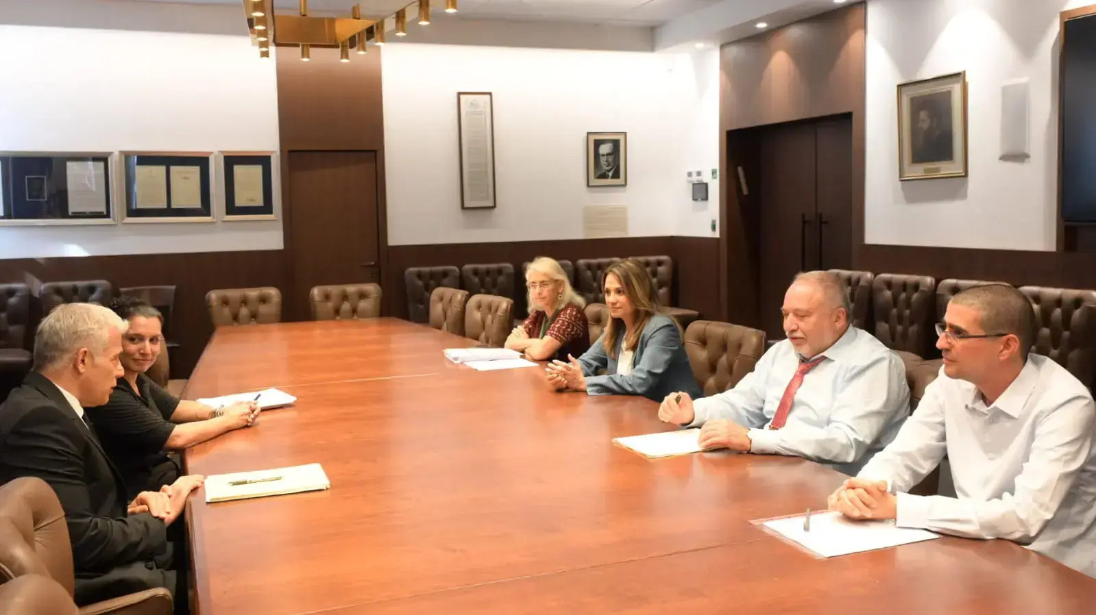רה"מ יאיר לפיד בדיון עם שר האוצר אביגדור ליברמן ושרת החינוך יפעת שאשא ביטון, מנכ"לית משרד רה"מ נעמה שולץ, מנכ"לית משרד החינוך דלית שטאובר והממונה על השכר באוצר קובי בר נתן, 17 באוגוסט 2022 רה"מ יאיר לפיד בדיון עם שר האוצר אביגדור ליברמן ושרת החינוך יפעת שאשא ביטון, מנכ"לית משרד רה"מ נעמה שולץ, מנכ"לית משרד החינוך דלית שטאובר והממונה על השכר באוצר קובי בר נתן, 17 באוגוסט 2022