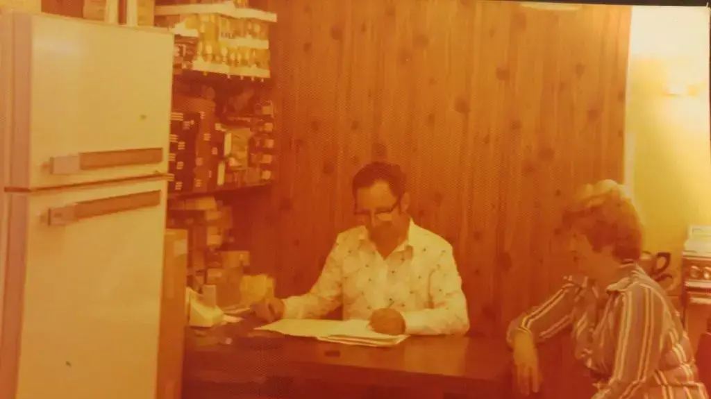 יעקב ורבקה קרוננפלד בחנות שלהם יעקב ורבקה קרוננפלד בחנות שלהם